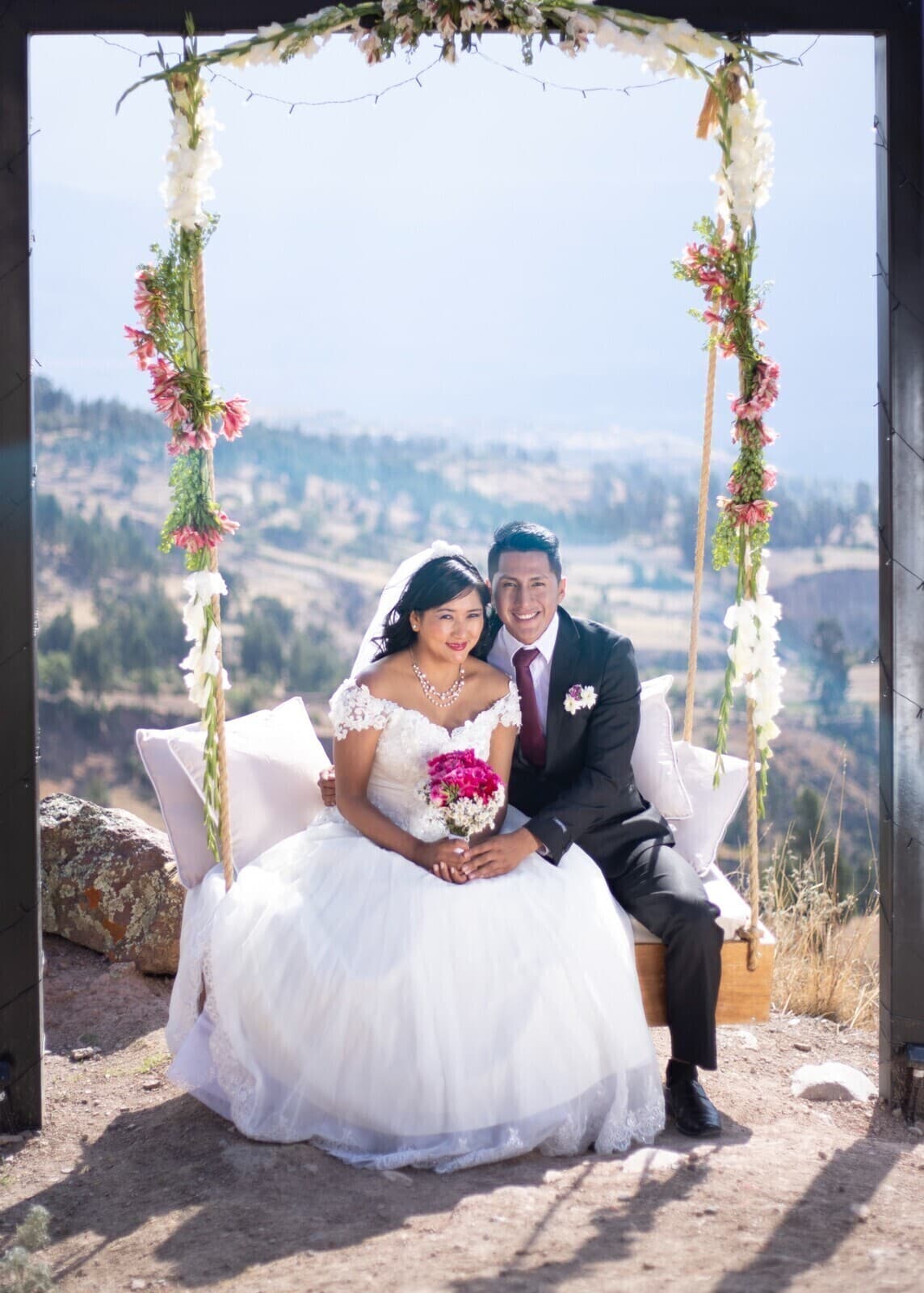 Una pareja celebrando su matrimonio en el jardín de QuinuaQ