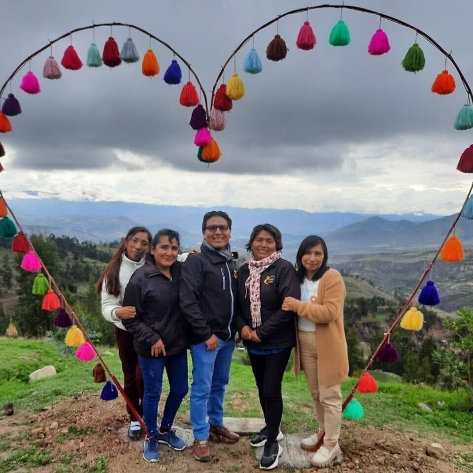 Una familia junto al mirador con forma de corazón de QuinuaQ
